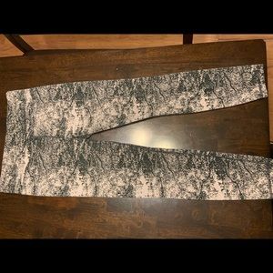 Woman’s size Large Athleta leggings (7/8) great condition, smoke free home.